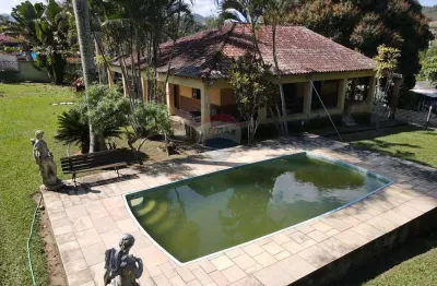 Sítio em bambuí com três dormitórios ,uma suíte e piscina em bambuí.
