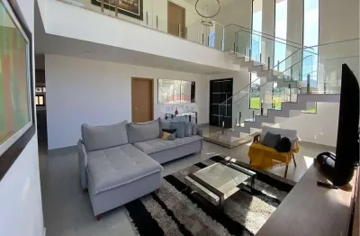 Luxuosa casa de condomínio 1 suíte master e 2 suites canadenses em inoã, com piscina, em maricá à venda