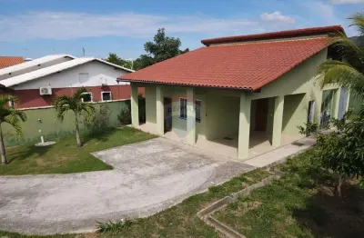 Casa em condomínio fechado,dois dormitórios e suíte.