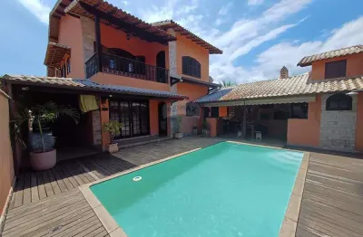Casa em condominio fechado com cinco dormitórios e piscina.