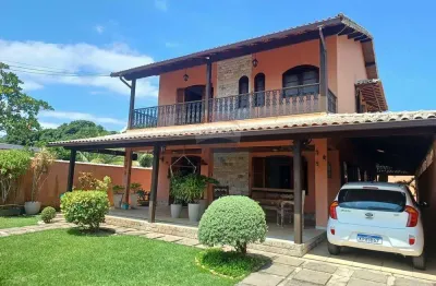 Casa em condominio fechado com cinco dormitórios e piscina.