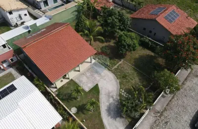 Casa em condomínio fechado,dois dormitórios sendo 1 suíte com closet e quarto auxiliar.