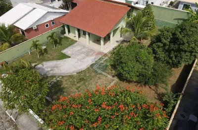 Casa em condomínio fechado,dois dormitórios sendo 1 suíte com closet e quarto auxiliar.