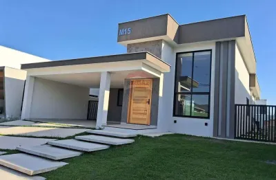 Casa em condomínio fechado com três quartos, sendo uma suíte