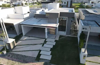 Casa em condomínio fechado com três quartos, sendo uma suíte