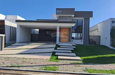 Casa em condomínio fechado com três quartos, sendo uma suíte