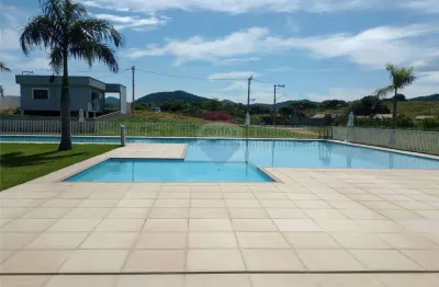 Lindo e plano terreno em condomínio com lazer completo.