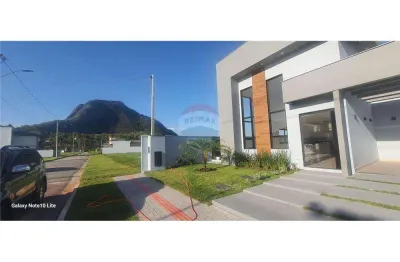 Maravlhosa casa no mais completo condomínio de maricá!!!