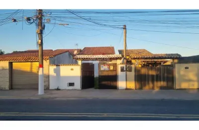 Casa com piscina, 02 quartos, uma suíte, no jardim atlântico.