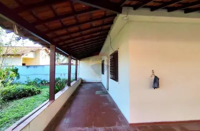 Casa com três quartos, perto da praia e da praça da 70, itaipuaçu terreno completo