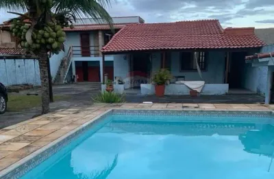 Ótima casa com 600m2 de terreno, piscina, três quartos, sendo duas suítes no jardim atlântico oeste, itaipuaçu, maricá