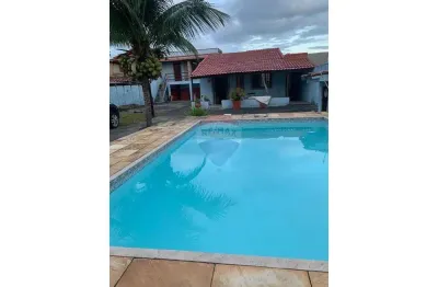 Ótima casa com 600m2 de terreno, piscina, três quartos, sendo duas suítes no jardim atlântico oeste, itaipuaçu, maricá