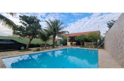 Casa linear, com 139m, 3 quartos, uma suíte, piscina, varanda gourmet.