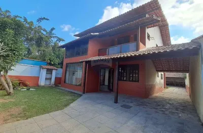 Casa em condomínio fechado,três dormitórios e suíte.
