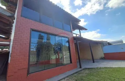 Casa em condomínio fechado,três dormitórios e suíte.
