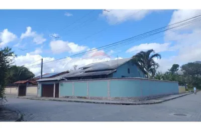 Casa térrea colonial (3 qts/suíte) com amplo quintal de esquina.