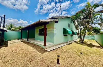 Casa térrea colonial (3 qts/suíte) com amplo quintal de esquina.