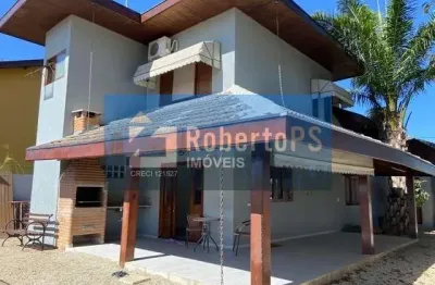 Sobrado de esquina com varanda e linda vista para serra da mantiqueira em condomínio fechado.