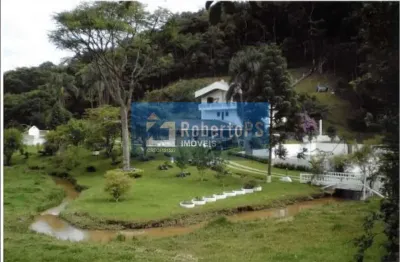 Sítio em ótimo estado de conservação com 18000 metros quadrados sendo 1000 metros quadrados de área construída, totalmente mobiliada ( porteira fechad
