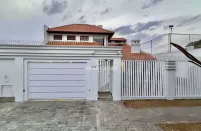 Casa super conservada, na zona 05, a poucos passos da marco’s padaria gourmet.