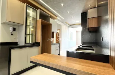 Casa com Cozinha Planejada e rica em Acabamentos. Próximo a Av. Mandacaru