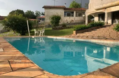 Chácara a venda com 2.760m² de terreno e 391m² de área construída, com 03 suítes, cozinha planejada, piscina, pomar, jardim, segurança.