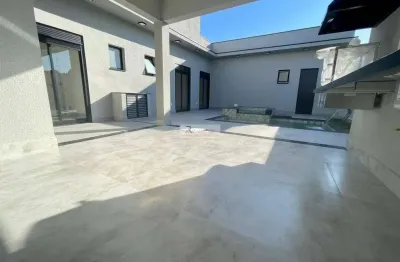 Casa de alto padrão em condomínio no bairro Colinas de Indaiatuba, SP - 3 suítes, 2 vagas, 196m². Imperdível!