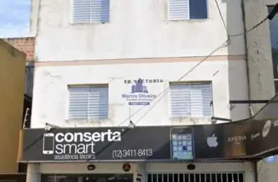 Apartamento em região central, com ampla area de serviço.