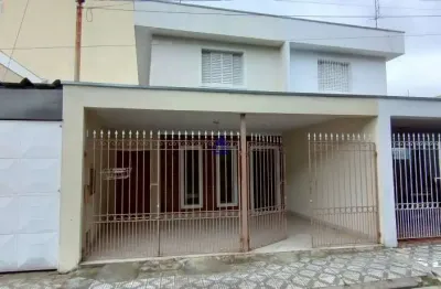 Casa para locação no centro de taubaté-sp: 3 quartos, 2 salas, 2 banheiros, 2 vagas de garagem, 120m² de área. venha conferir!