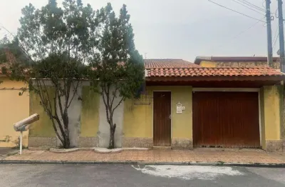 Casa sobrado a venda com terreno inteiro em bairro privilegiado.