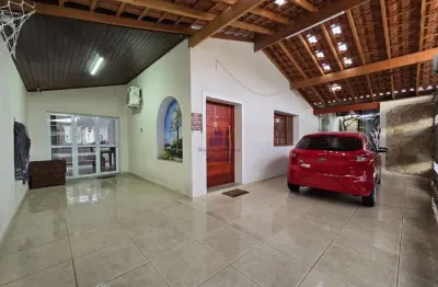 Casa térrea com piscina em bairro privilegiado em taubaté