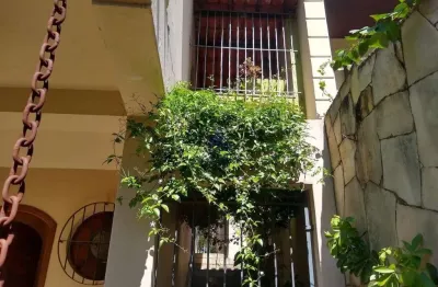 Sobrado em regão central de guaratinguetá. em rua  tranquilo