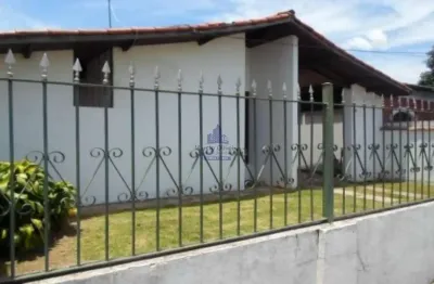 Casa com muito espaço em bairro muito próximo ao centro da cidade