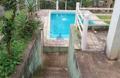 Casa em bairro tranquilo com vizinhança formada por chácaras