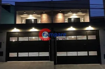 Sobrado recém-edificado de esplendor com 170m², com 3 suítes e 3 vagas de garagem na região do parq