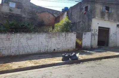 Excelente terreno à venda, de esquina, com 270 metros, local de grande valorização, a 100 metros da