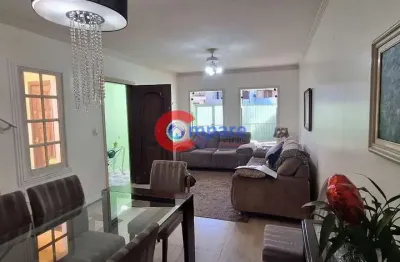 Lindo sobrado à venda, com 2 dormitórios e 2 vagas de garagem, além de um belo jardim, na região do