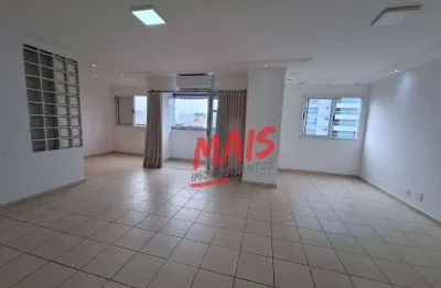 4 quartos, sala para 3 ambientes e duas garagens próximo à praia