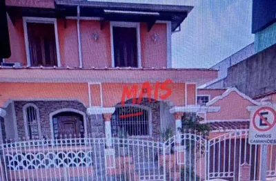 Sobrado com 3 dormitórios, piscina, churrasqueira, forno a lenha, quintal e 4 garagens!