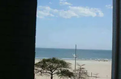 APARTAMENTO 1 DORMITÓRIO - 54 m² COM 2 BANHEIROS PRÉDIO FRENTE MAR