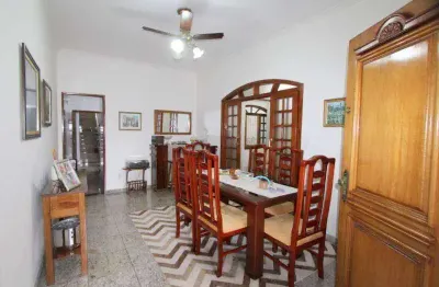 Sobrado no Centro de São Vicente – 3 dormitórios, 1 suíte, 1 vaga de garagem