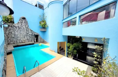 Cobertura Triplex de Alto Padrão na Ponta da Praia, Santos/SP – 4 Suítes, Piscina, Espaço Gourmet e 3 Vagas