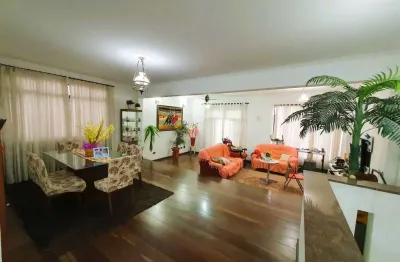 Casa Sobreposta Alta com 3 Dormitórios, 2 Suítes, Quintal e 2 Vagas no Embaré - Santos/SP