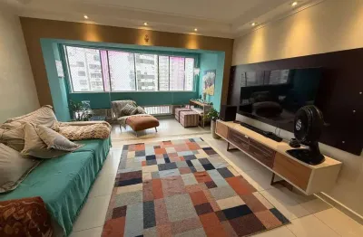 Apartamento amplo, perto da praia e com móveis planejados, contando com: