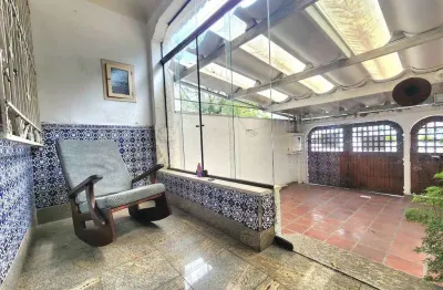 Sobrado à Venda com 198 m² -  3 Dormitórios, 1 suite - Marapé, Santos/SP