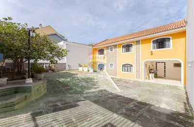 Amplo sobrado com 5 quartos (1 suíte), área gourmet e 7 vagas, no guabirotuba, semimobiliado
