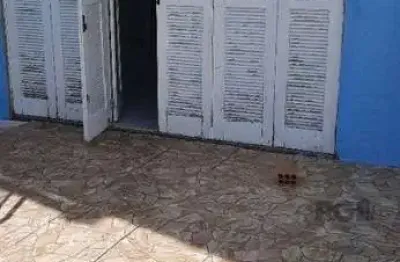 Oportunidade imperdível: prédio com 4 apartamentos, pátio e 2 vagas de garagem