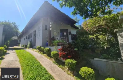 Casa em lindo terreno alto ao nível da rua medindo 10 × 32 onde consta uma resid
