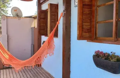 Casa térrea de 2 dormitórios, living, cozinha, churrasqueira, área de serviço, b