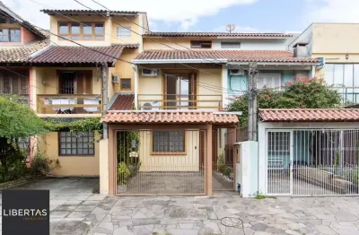 A casa possui 78m² de área construída, com um adicional de 20m²